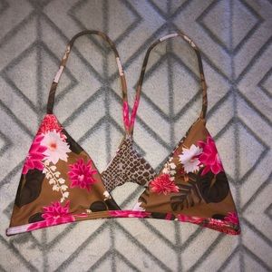 ✨SOLD✨Acacia lei day Shaka top